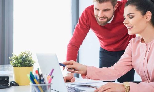 Consulting-Team arbeitet am Laptop für Studentenjobs, Praktika und Berufseinstieg in der Beratung