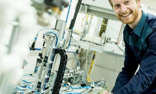 Techniker arbeitet an elektronischer Anlage für Jobs, Ausbildung und Berufseinstieg in der Elektronik