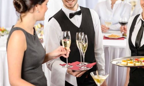 Servicepersonal betreut Gäste bei Event für flexible Studentenjobs in Events, Messen und Promotion