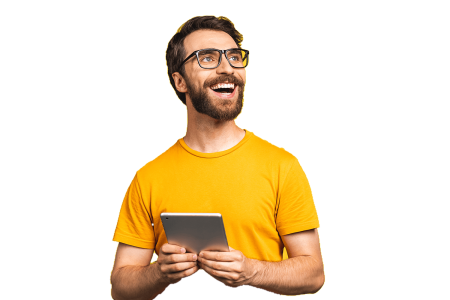 Mann mit mit einem Tablet schaut sich die Google for Jobs von Studentknight an.