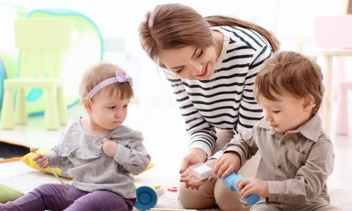 Babysitterin betreut Kinder für flexible Nebenjobs in Haushalt, Babysitting und Kinderbetreuung