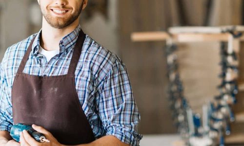 Handwerker arbeitet in Werkstatt für Ausbildung, Jobs und Berufseinstieg in Holzverarbeitung und Papier