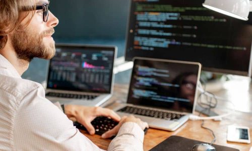 Programmierer arbeitet an Code für Werkstudentenjobs, Ausbildung und Berufseinstieg in IT und Informatik