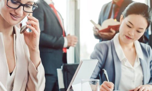 Juristisches Team arbeitet mit Akten für Praktika, Jobs und Berufseinstieg in Jura und Rechtswesen