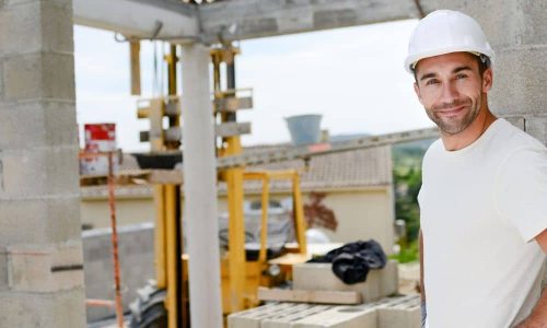 Bauarbeiter auf Baustelle mit Baustoffen für Jobs, Ausbildung und Karriere in Keramik, Baustoffe und Bergbau
