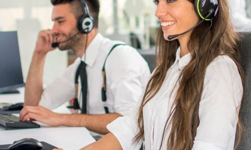 Kundenservice-Team mit Headsets für Studentenjobs, Ausbildung und Berufseinstieg im Kundenservice