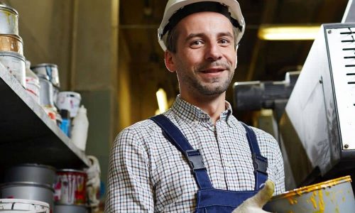 Facharbeiter mit Farbeimer für Jobs, Ausbildung und Karriere in Kunststoffe, Glas, Farben und Lacke