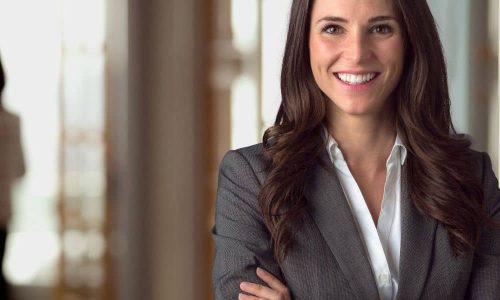 Managerin im Büro für Praktika, Berufseinstieg und Karriere im Management