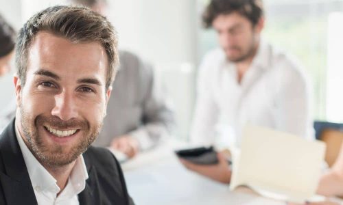 Marketing-Team arbeitet im Meeting für Werkstudentenjobs, Praktika und Berufseinstieg in Werbung