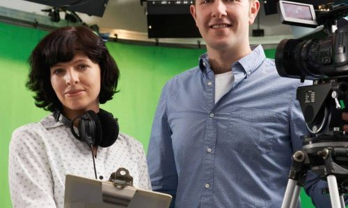 Medienteam im Studio mit Kamera für Jobs, Ausbildung und Berufseinstieg in Medien und Verlag