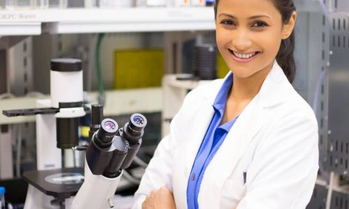 Mitarbeiterin im Labor für Jobs, Ausbildung und Karriere in Medizintechnik und Reha