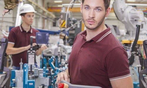 Fachkräfte bedienen Maschinen für Ausbildung, Jobs und Berufseinstieg in Metall und Maschinenbau