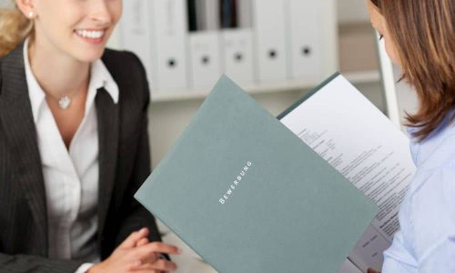 Bewerbungsgespräch im Büro für Jobs, Praktika und Berufseinstieg im Personalwesen und HR