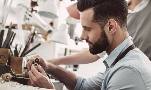 Goldschmied arbeitet in Werkstatt für Ausbildung und Jobs in Schmuck, Edelsteine und Handwerk