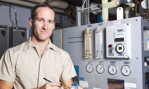 Techniker prüft Anlage für Ausbildung, Jobs und Berufseinstieg in Technik und Technologiefeldern