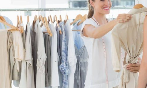 Modedesignerin passt Kleidung an für Jobs, Ausbildung und Karriere in Textilien und Bekleidung