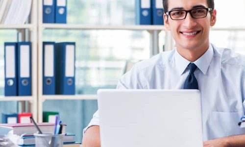 Mitarbeiter im Büro mit Laptop für Jobs, Ausbildung und Berufseinstieg in Verwaltung und öffentlichem Dienst